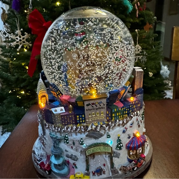 Bloomingdale's NYC Snowglobe/Music Box - Picture 10 of 11